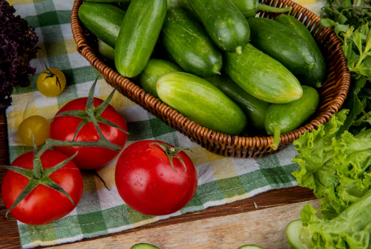 Цены разошлись: огурцы и помидоры подешевели у производителей, но подорожали в рознице